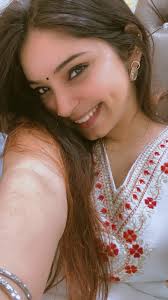 Har kisi se mohabbat ' har kissi se yaari Pyaar karne walo me ' ye ada nhi  hoti🤍 Threads