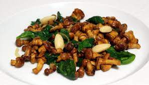 Recette De Poelee De Girolles Aux Amandes Et Citron Par Alain Ducasse
