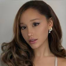 Ariana Grande 剛剛聲稱她從來沒有做過任何整形,你怎麼評價她最近的長相?