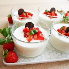 Yoghurt Panna Cotta With Basil And Crushed Strawberries Ottolenghi Sweetbook Eten Nagerecht Toetjes