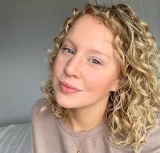 Christina butcher of hair romance / via hairromance.com. 20 Surreal Curly Blonde Hairstyles Tips To Maintain The Curls