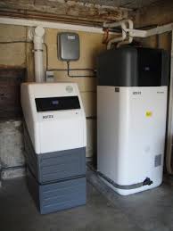 La chaudière est alimentée automatiquement en granulés, grâce à une vis sans fin ou un système d'aspiration, pour atteindre la chambre de combustion. Chauffagiste Rge Qualipac Pompe A Chaleur Rotex Daikin Avec Releve Chaudiere Fioul A Roquemaure 30 Gard Et 84 Vaucluse Roquemaure 30 Ets Bonneaud Sarl