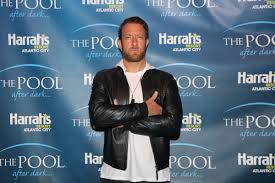 Barstool sports is a blog centered around watching television, drinking alcohol, and eating pizza. Barstool Sports May Soon Have A New Owner Penn National Gaming Vox