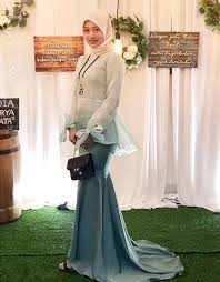 Dalam acara perpisahan sekolah yang umumnya bersifat formal atau semi formal sehingga para siswa siawi diharapkan untuk dapat mengunakan busana yang baik sopan dan formal. Baju Muslim Untuk Perpisahan Hijab Batik