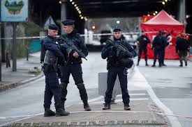Les militaires ont riposté par arme à feu. Attaque Au Couteau Pres De Paris La Piste Terroriste Privilegiee La Presse