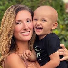 Holly Edmonds's Instagram, Twitter & Facebook