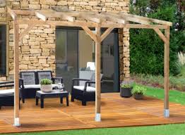 Pour Une Pergola En Kit Au Jardin Les Solutions Possibles Blog Conseil Abri Jardin Garage Carport Bons Plans Adossée à la maison, cette pergola agrémente la terrasse en bois réalisée dans le prolongement de la façade. pour une pergola en kit au jardin les