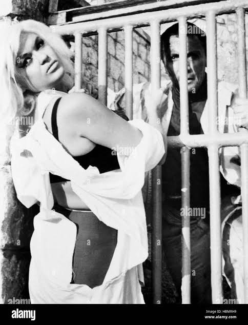DOG EAT DOG, (aka WHEN STRANGERS MEET, aka EINER FRISST DEN ANDEREN), from  left, Jayne Mansfield, Cameron Mitchell, 1964 Stock Photo - Alamy