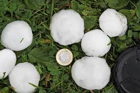 Hagel verwandelt provinz bergamo in schneelandschaft. 6138ogg00tamfm
