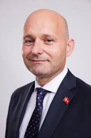 Lad os sænke elafgiften, så det kan mærkes! I går præsenterede regeringen,  at de vil sænke elafgiften med fire øre. Med den aftale kan en almindelig  husholdning med et forbrug på 4000