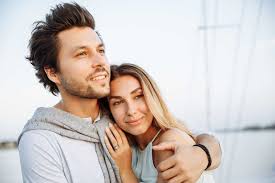 Menschen mit dem sternzeichen waage sind sehr kompromissbereit und legen viel wert auf ein gutes benehmen. 10 Zeichen Dass Ein Waage Mann Verliebt Ist