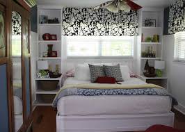 Bu dekorasyon stilinde, gereksiz eşya ve detaylardan uzak sade bir stil uygulanması amaçlanır. Kucuk Yatak Odasi Dekorasyonu Fikirleri Ve Tasarimlari