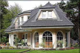 Проверьте 'stil eines hauses' перевод на английский. Ein Winkel Haus Als Walmdach Haus In Bayerischen Landhaus Stil Mit Holz Wintergarten Und Halbturm Uber Dem Balkon Baustil Landhaus Bauen Walmdach