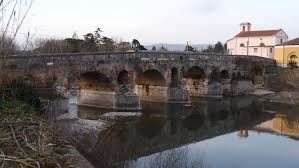 La città romana era impostata sul cardo e il decumano, due assi ortogonali attorno ai quali si ponevano gli edifici pubblici. Benevento Da Maleventum A Beneventum Il Cammino Dell Appia