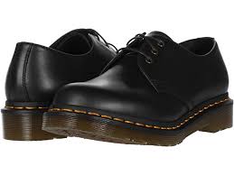 Super durable, with a smooth finish polished to a high shine. Dr Martens 1461 Wanama Zappos Com