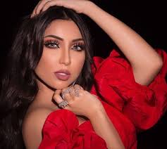 اتُهمت هيا بإجراء عمليات التجميل، وبدت شفتها كبيرة بالإضافة إلى الخدين، لكن لا يعرف الكثيرون بأن المكياج يغير من المرأة عادة ويجعلها مختلفة عن كل إطلالة بحسب مهارة الماكيير الخاص بها. Ù†Ø­Ø§Øª ÙŠØ¹ÙŠØ¯ Ø¯Ù†ÙŠØ§ Ø¨Ø·Ù…Ø© Ù„Ø³ÙŠØ±ØªÙ‡Ø§ Ø§Ù„Ø£ÙˆÙ„Ù‰ Ù‚Ø¨Ù„ Ø¹Ù…Ù„ÙŠØ§Øª Ø§Ù„ØªØ¬Ù…ÙŠÙ„ ÙÙŠØ¯ÙŠÙˆ