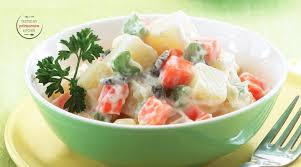 Hidangan ini terdiri dari campuran sayur atau buah yang kemudian kamu juga bisa menaburkan beberapa potongan telur rebus diatasnya. Resep Russian Salad