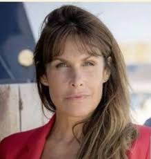 Mais à la ville, l'actrice coule de beaux jours dans les bras de gilles depuis plusieurs années. Astrid Veillon Je Ne Vis Pas Sous Le Meme Toit Que Mon Compagnon Parents Fr