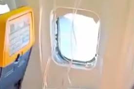 🔴 Una ventana de un avión de Ryanair se desprende y casi succiona a un pasajero en Grecia en pleno vuelo
