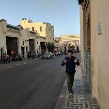 اینجا روبروی دروازه بوجلود ورودی شهر فاس قدیم بود نمی دانم دست هایم را برای چه بالا برده ام عکس نگیرد یا اینکه کاد Instagram Photo Photo And Video Photo
