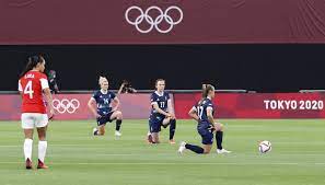 Great britain and chile teams took a knee on the pitch before their match, and the united states. Britain Chile Women S Olympic Soccer Teams Take Knee Before Games Opener