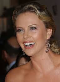 Marlee matlin, à 21 ans, et jessica tandy, à 80 ans, sont respectivement l'actrice la plus jeune et la plus âgée à avoir remporté l'oscar de la meilleur actrice. Charlize Theron Photos Photos Awards Room At The Orange British Academy Film Awards Charlize Theron Photos Charlize Theron Charlize Theron Oscars