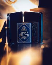 Al meer dan zestig jaar lang is deze show iedere avond te zien, en sinds drie jaar gebeurt dat onder leiding van jimmy fallon, die 's werelds grootste sterren. Jimmy Fallon Playing Cards On Packaging Of The World Creative Package Design Gallery