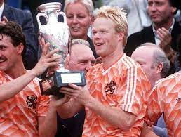 Ronald koeman is a dutch retired footballer who has been manager of the netherlands national during his career with the netherlands, koeman won uefa euro 1988 and played at the uefa euro. Bester Niederlandische Fussball Spieler In Der Geschichte Futbolretro Es