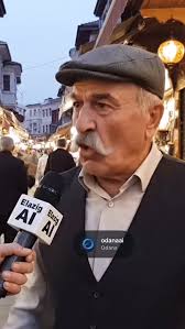 Eskişehir'de pazarda hamallık yapan Ali Ilgın, işten çıktıktan sonra takım  elbise giyip teybi ile birlikte müzik eşliğinde sokak sokak dolaşarak dans  ediyor. Şehrin renkli kişiliklerinden birisi olan Ali Ilgın, işten geriye  kalan