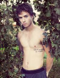 I Was In Love With Him As Peter Pan And Then When He Was On Friday Night Lights I Realized I Couldn T Handle His Chicas Disney Chicos Guapos Arte Anime