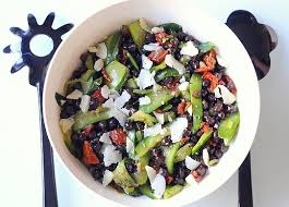 Scopri come preparare gustose ricette con i ceci per ogni occasione. Insalata Di Ceci Neri E Zucchine Al Timo Limone Con Pomodori Secchi E Pecorino Di Grotta