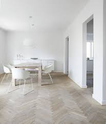 Il pavimento in parquet prefinito associa alle eccellenti caratteristiche estetiche un'estrema semplicità di installazione, anche su pavimenti preesistenti o in presenza di riscaldamento a pavimento. Parquet Prefinito Multistrato