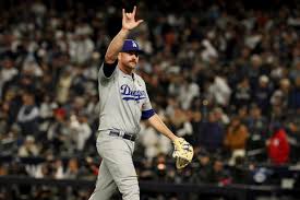 Reliever Daniel Hudson announces retirement from MLB just minutes after  winning World Series with Dodgers - Yahoo Sports