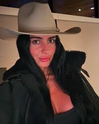 Amanda Herdman's Instagram, Twitter & Facebook