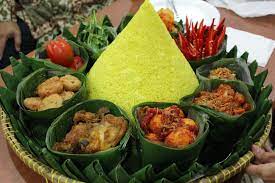 Indonesian Tumpeng Serve For A Special Occasion Yellow Rice With Its Yummy Side Dishes Resep Masakan Indonesia Resep Masakan Ide Makanan