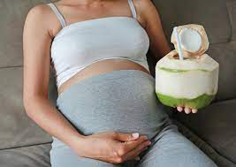 Dikarenakan air kelapa ini mengandung beberapa zat yang baik untuk tubuh seperti gula, karbohidrat, nutrisi dan juga potasium yang kadarnya 600mg. Manfaat Air Kelapa Muda Bagi Ibu Hamil Muda Hamil Tua Honestdocs