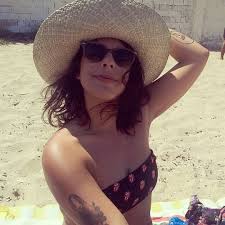 Η «σούπερ κική» μίλησε για τα δύσκολα παιδικά χρόνια στη χίο, τον εθισμό της στα ναρκωτικά, τη συμμορία locos που την οδήγησε στη φυλακή και την προσωπική της μάχη για απεξάρτηση. Super Kikh To Fwtografiko Almpoym Ths Zwhs Ths Prin Kai Meta Th Fylakh Kai Ta Prwta Binteo Poy Thn Ekanan Viral