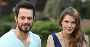 Gazeteciler Bir Turlu Asli Enver Ve Murat Boz Un Pesini Birakmiyor Unluler Guzellik Kadinlar Kadin