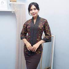 Gaya berpakaian ini biasanya identik dengan kaos longgar, lengan baju yang digulung hingga siku, ataupun celana jeans yang dibiarkan robek. Baju Endek Bali Oneset Kebaya Endek Atasan Pria Dan Wanita Shopee Indonesia
