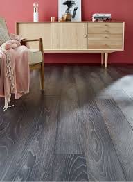 ce revetement de sol stratifie clipsable decor chene gris fonce va donner un coup de fouet a votre interieure son sol stratifie mobilier de salon deco parquet