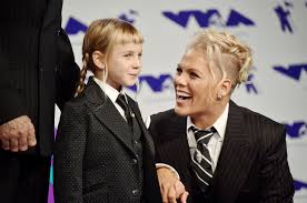 Cover me in sunshine is an uplifting song by p!nk and her daughter, willow sage hart. Pink S Daughter Willow 9 Makes Her Debut On Billboard Charts With Duet Cover Me In Sunshine