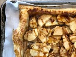 Déroulez la pâte et foncez un moule à tarte avec. Tarte Aux Pommes A La Pate Feuilletee Du Commerce Ultra Simple
