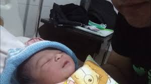 Bagaimanakah hukum mengumandangkan adzan dan iqamah pada telinga bayi yang baru lahir? Hari Pertama Kelahiran Cara Adzan Bayi Baru Lahir Dokumentasi Pertumbuhan Bayi Youtube
