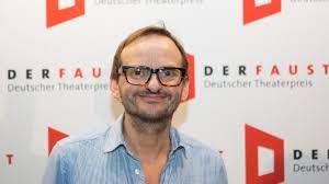 Juli, 3 tage in unsere kinderreporterin alina hat schauspieler milan peschel getroffen und mit ihm über den neuen kinofilm. Milan Peschel Privat Wie Tickt Der Charakter Darsteller Abseits Seiner Rollen News De