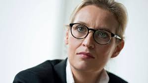 Jetzt übernimmt alice weidel, sie ist die spitzenkandidatin der afd, also die frau, die mit der wahl am 24. Mit Familie Afd Chefin Alice Weidel Verlasst Biel Und Zieht Nach Berlin