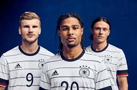 Das neue ungarn trikot zur em 2016 wird von adidas hergestellt. Shirts Mit Nadelstreifen So Sehen Die Neuen Deutschen Em Trikots Aus Fussball Stuttgarter Zeitung