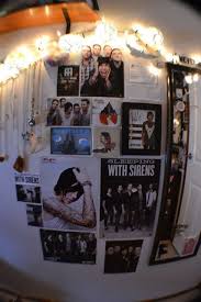 The emo style evokes melancholy and moody imagery, featuring plenty of dark colors accentuated with bursts of intensity. How To Be Aesthetic Room Decor Wattpad