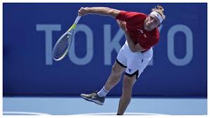 La japonesa naomi osaka saca ante la suiza viktorija golubic en el partido de segunda ronda del torneo olímpico, el lunes 26 de julio de 2021. Jn2srfmu8yc1xm