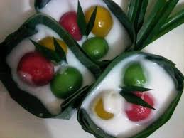 Klepon biasane warnane ijo, nanging ana uga sing warna kuning, abang. Deskripsi Makanan Tradisional Dalam Bahasa Jawa Masnurul