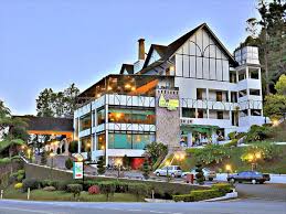 Surrounded by elegantly sculptured gardens reminiscent of the old english countryside set in a lush tropical rainforest as background, it is the prefect place to refresh, relax and. Casa De La Rosa Hotel Cameron Highlands Best Price Guarantee Mobile Bookings Live Chat